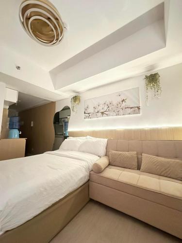 a bedroom with a large bed and a couch at 2 Bed Studio with Panoramic Sunrise View & BigBalcony in San Fernando
