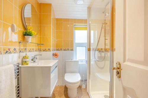 a bathroom with a toilet and a sink and a shower at 2 Bed in Woolacombe oc-dolph in Woolacombe
