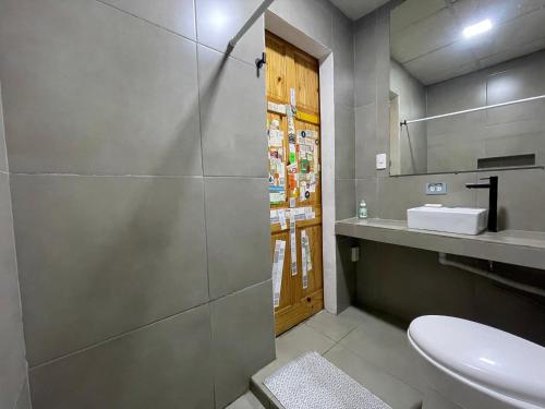 a bathroom with a white toilet and a sink at OyeBonita Hostel in Panama City