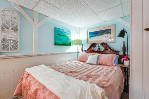 a bedroom with a large bed with blue walls at 3 Mi to Bath Historic District! Stylish Studio in Harding