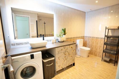 a bathroom with a washing machine and a sink at Estrella del Sur in Torremolinos