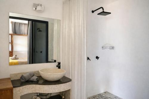 a bathroom with a bowl on a counter and a mirror at Casa Moorea - Steps to Beach in Puerto Escondido