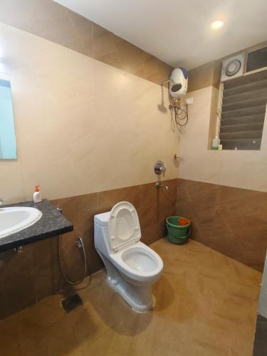 a bathroom with a toilet and a sink at Leela Homes - Backpacker's Nest in Arpora