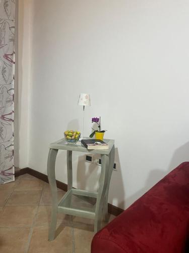 a table with a lamp on it next to a couch at La Petite Maison Rieti in Rieti