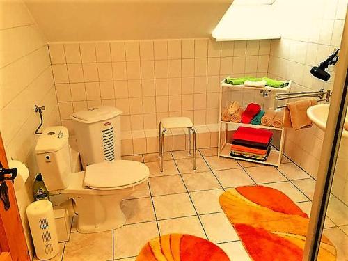 un baño con inodoro y lavabo en Ferienwohnung Sievers, en Barlt