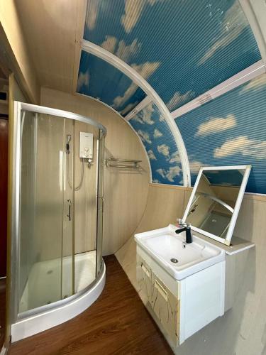 Kamar mandi di LKH Motel
