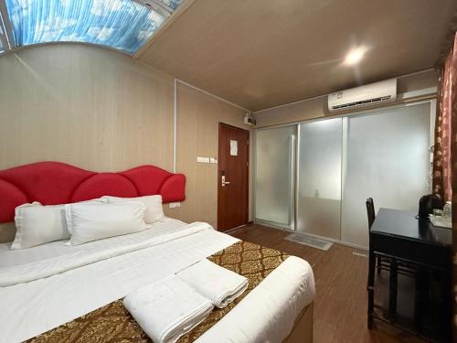 Tempat tidur dalam kamar di LKH Motel