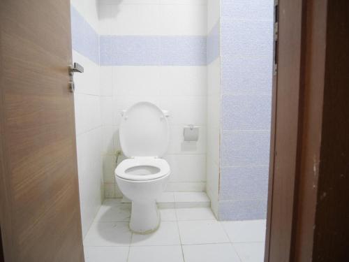 a bathroom with a toilet with blue and white stripes at LA MAISON SEONE f4 FAMILLE in Abidjan