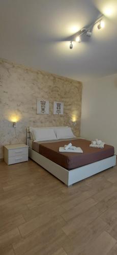 a bedroom with a large bed in a room at Roccazzo 16 in Cefalù