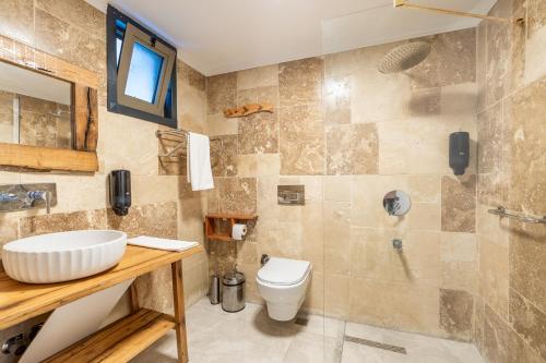 a bathroom with a sink and a toilet at Sultan Palas Otel in Köyceğiz
