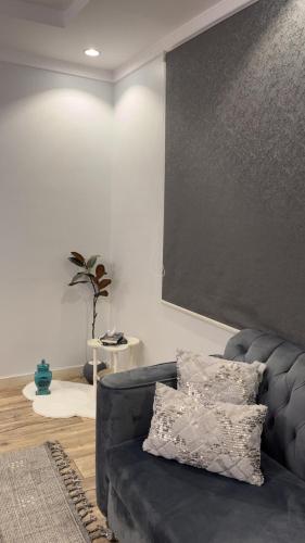 a living room with a couch and a large screen at لمسة فندقية راقية in Abū Marāgh