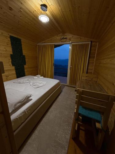 a bedroom with a bed and a window with a view at Mes Pishave in Sauk