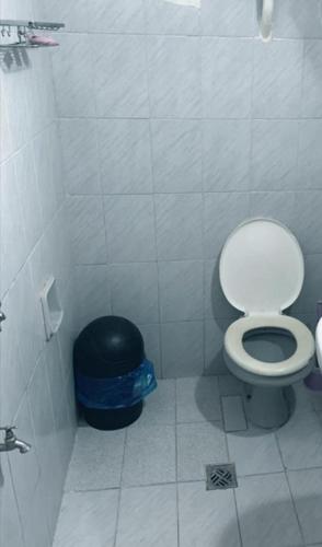 a bathroom with a toilet and a trash can at Habitación 4 in Asunción