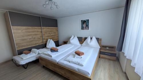 a bedroom with two twin beds with white sheets at Am Heißberg in Fehring