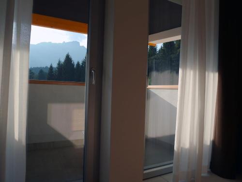 Nespecifikovaný výhled na hory nebo výhled na hory při pohledu z aparthotelu