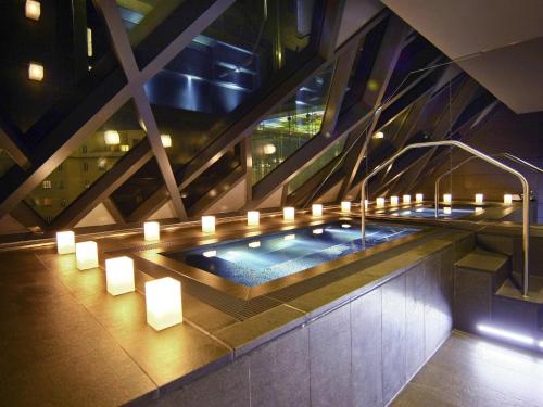 ウィーンにあるSO ウィーンのキャンドルが灯された温水浴槽のある建物
