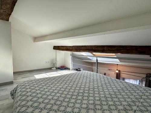 a bedroom with a bed in a room at LE BORA - Duplex en Centre-ville - Puy-du-fouu in Cholet