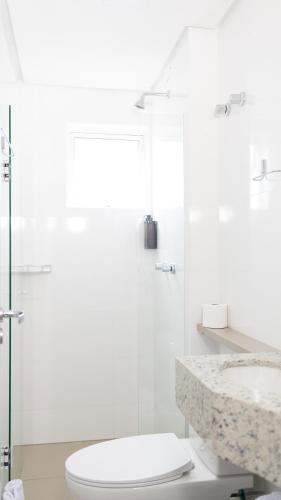 a bathroom with a toilet and a sink at Nostro Hotel in Pato Branco