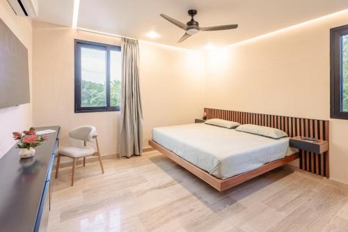 ein Schlafzimmer mit Bett und Schreibtisch in der Unterkunft Emma Apartments - Akumal-Grand Sirenis in Akumal