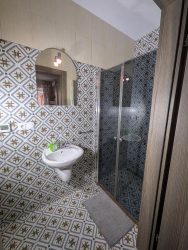 a bathroom with a sink and a shower at Ośrodek Wrzos in Boruja