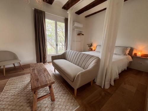 a living room with a bed and a couch at Mirramor in Campo de Mirra