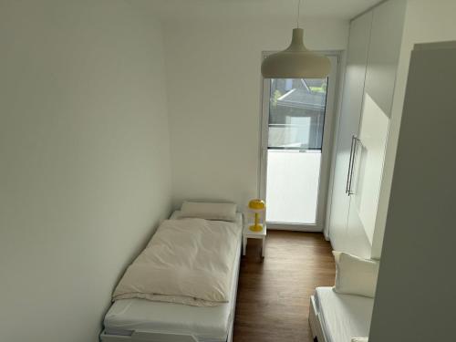 a small room with a couch and a window at Seeblick Lünne Emsland in Lünne