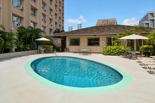 a swimming pool in front of a building at Pagoda Hotel in Honolulu
