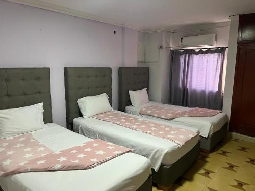 ein Zimmer mit zwei Betten und einem Fenster in der Unterkunft Hotel oriente in Maicao