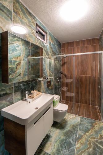 a bathroom with a sink and a toilet at Uludağ Vadi Konakları in Bursa