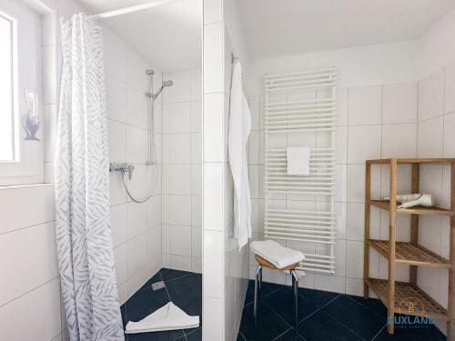 a bathroom with a shower and a toilet at Hus Krüüzpadd unnen in Cuxhaven
