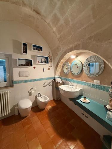a bathroom with two sinks and two toilets at Corte dei Venti in Matera