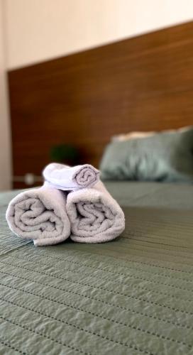 a towel sitting on the floor in a bedroom at Casa Freitas - suíte 1 in Extrema