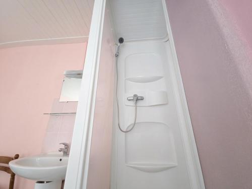 ein weißes Badezimmer mit Waschbecken und Toilette in der Unterkunft The Val Hotel in Châlus