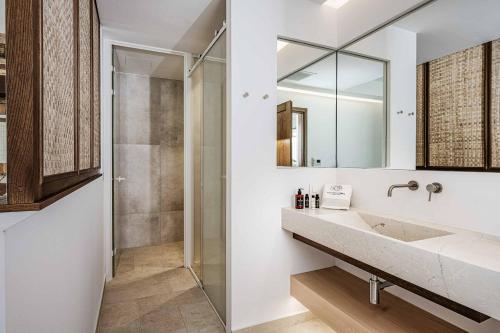 a bathroom with a sink and a shower at Aurora Thesan in Marathias