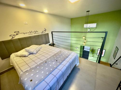 a bedroom with a bed in a room at Loft Confortável e Tranquilo - Fernandópolis in Fernandópolis