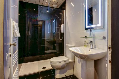 a bathroom with a toilet and a sink and a shower at Tiffanys Boutique - Coorie Doon Stays in Prestwick