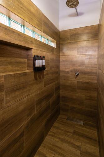 a bathroom with wooden walls and wooden flooring at El cantor Finca hotel in Quimbaya