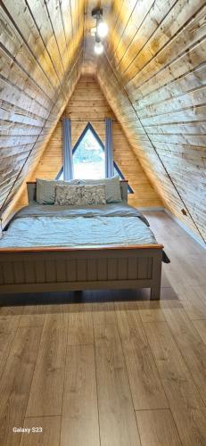Säng eller sängar i ett rum på Wild A-frame