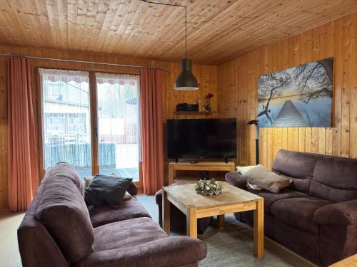 a living room with two couches and a tv at Ruhiger Aufenthalt in Gehren in Altenfeld