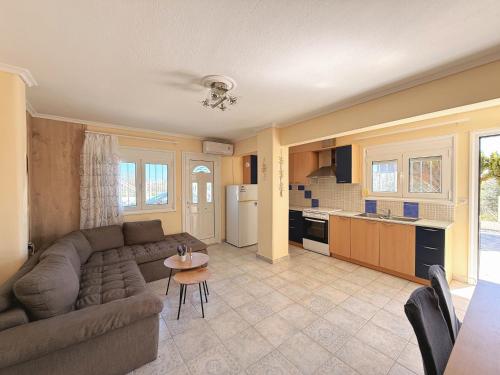 Elena's 3BR Maisonette with Garden & Pool