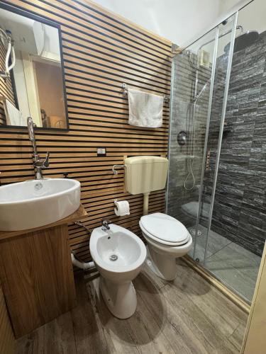 a bathroom with a toilet and a sink and a shower at Il Cortile Magico in Syracuse