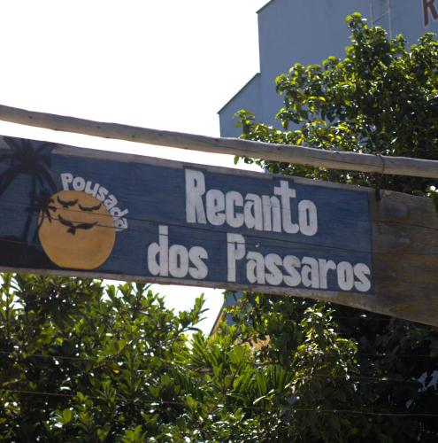 a street sign for a restaurant dos pastaos at Pousada Recanto dos Pássaros in Linhares