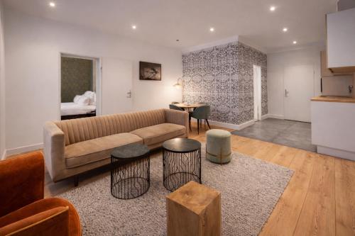 een woonkamer met een bank en een tafel bij The Suite Garden Hotel in Frankfurt am Main