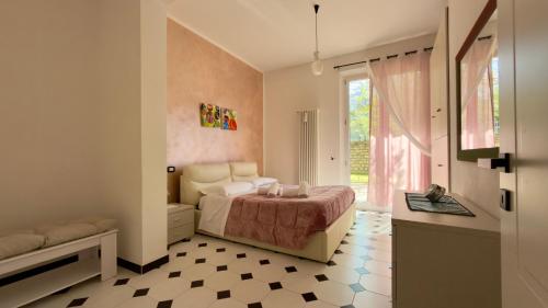 a bedroom with a bed and a window at Appartamento Le Crugnole in Montepulciano