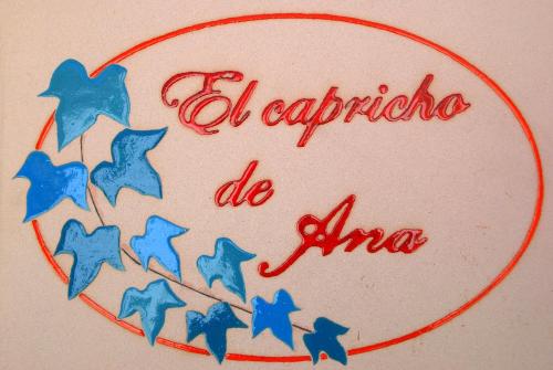 Un pastel con estrellas azules y las palabras "al capricornia do america" en El Capricho de Ana, en Neila de San Miguel