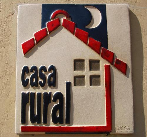 Un pastel con forma de casa en una pared. en El Capricho de Ana, en Neila de San Miguel