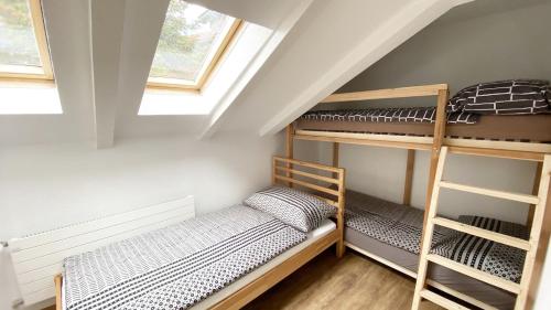two bunk beds in a small room with windows at Apartment mit Balkon in Brienz