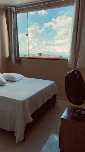 a bedroom with a bed and a large window at Suíte Luxo Casal Duplo in Areia