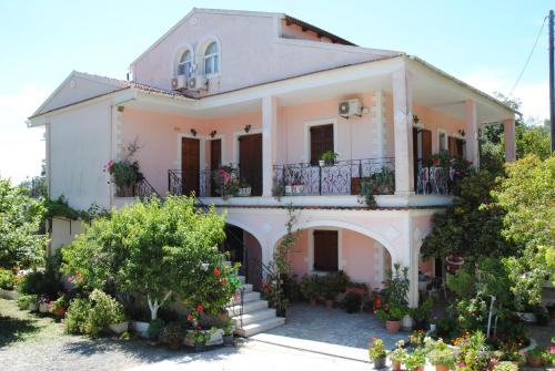 ein Haus mit Blumen davor in der Unterkunft Anemone in Pelekas