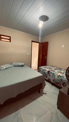 a bedroom with two beds in a room at Suite Tripla in Areia